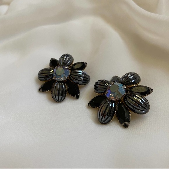 VTG Gunmetal Black Iridescent Flower Clip Earrings - Picture 7 of 9